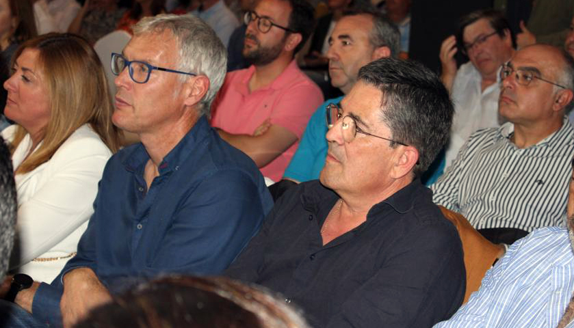 Manuel Ángel López y Enrique Castro asisten a la reunión 