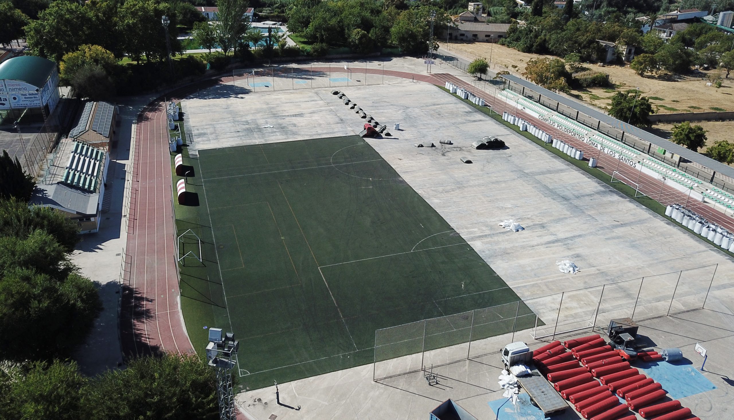En marcha la sustitución del césped artificial en el campo de fútbol de La Loma de los Santos