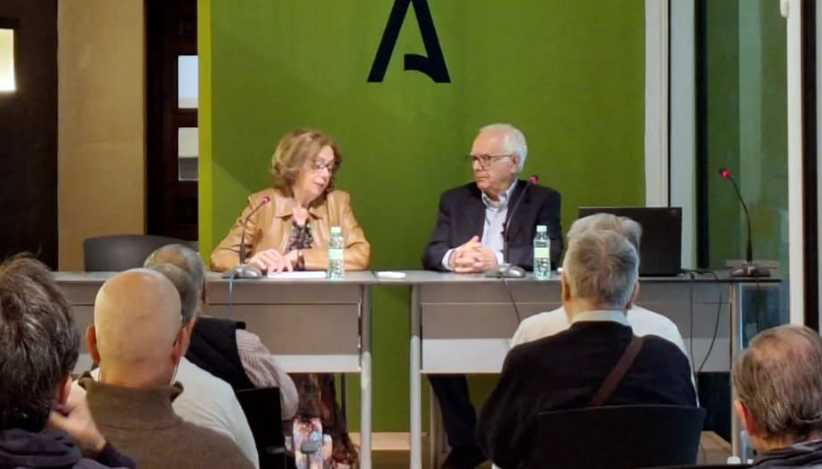 El tosiriano Manuel Campos Carpio pronuncia una conferencia sobre la historia y leyenda del Molino del Cubo de Torredonjimeno en el Museo Provincial de Jaén