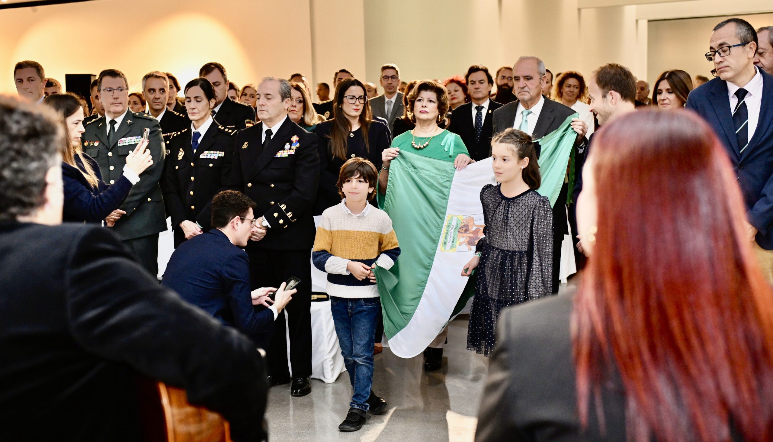 Los tosirianos Francisco Calahorro y Chelo Arjona portan la enseña andaluza en el acto institucional del Día de la Bandera