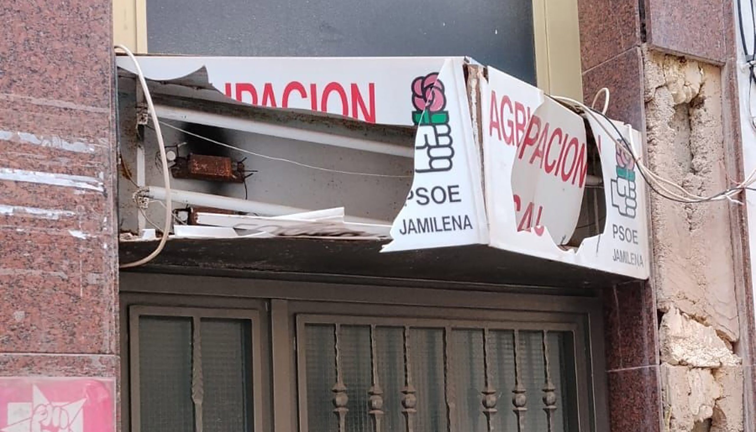  PSOE condena la rotura del letrero de su sede en Jamilena y avisa que los «radicales violentos no tienen cabida»